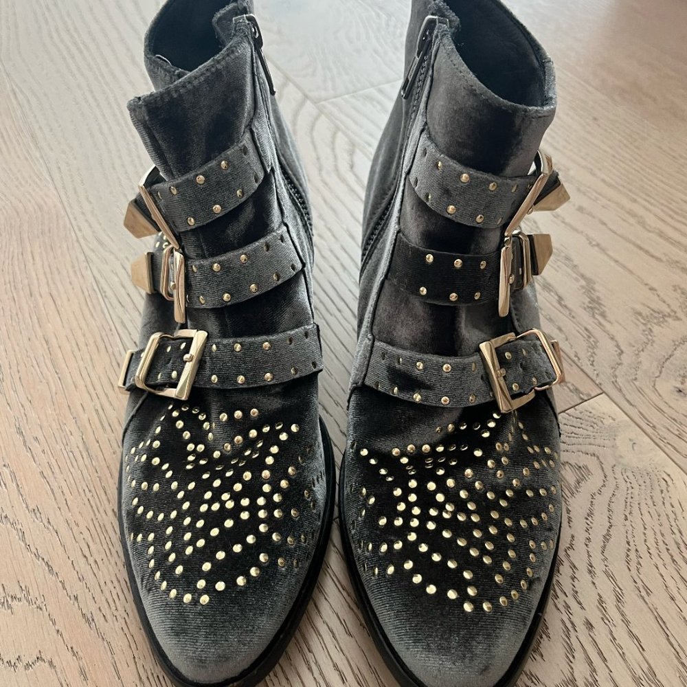 STEVEN NEW YORK Gray sueded studded buckle bootie